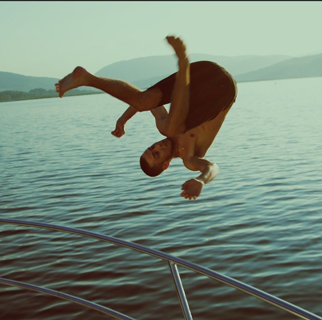 Spontan - artist drifting on a boat, lyric video